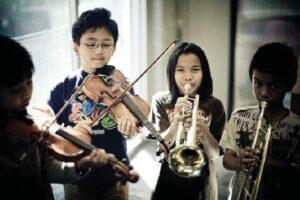 Gambar 1 Anak sedang memainkan alat musik